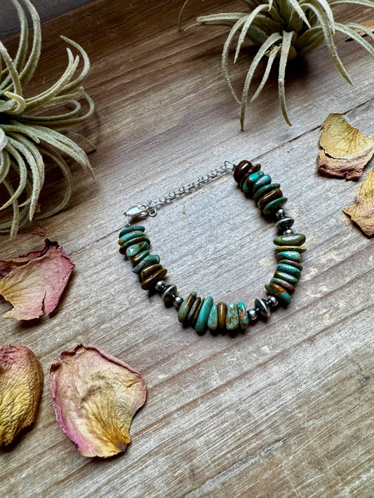 GREEN TURQUOISE CHIP BRACELET W/STERLING SILVER SAUCERS & CHAIN